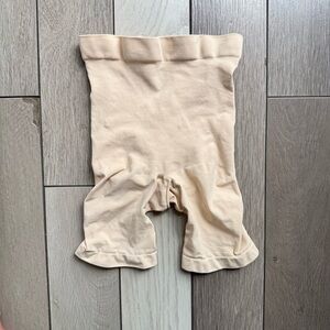 Skims seamless sculpt mid thigh shorts